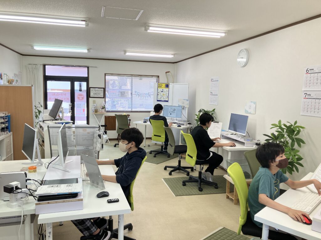 ドリームＡｉパソコンスクールで学び続け、大人顔負けのパソコンスキルを習得した子供たち。