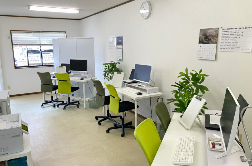 富士市のドリームAiパソコンスクールの清潔な教室内。テキスト完備で手ぶら受講が可能