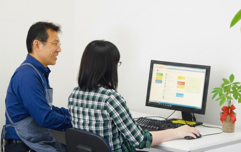 ExcelマクロやVBA、生成AI活用などエンジニア視点での高度なマンツーマン指導の様子