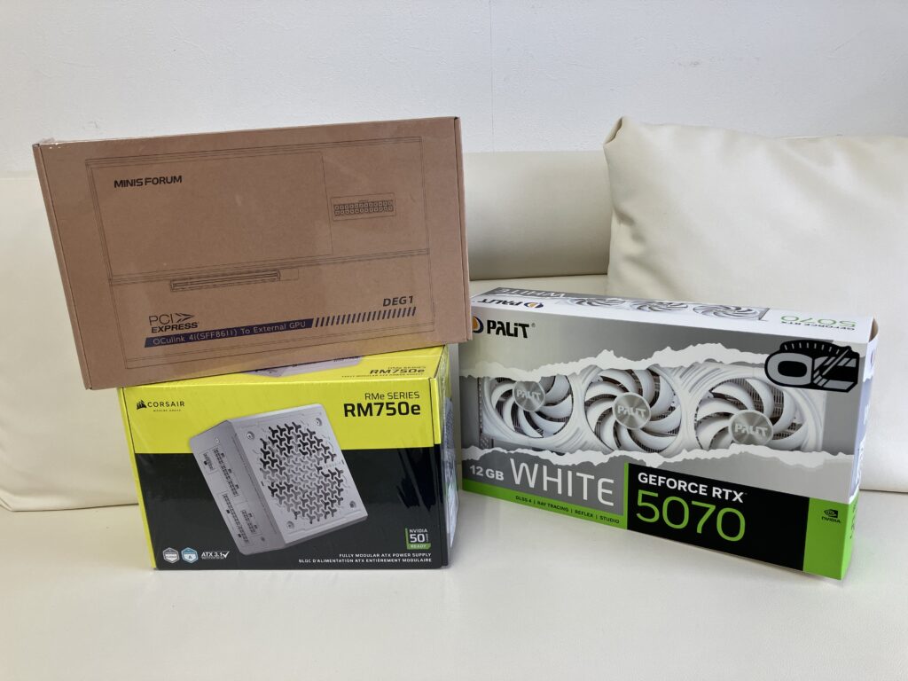 グラフィックボードや電源が箱に入った状態の写真