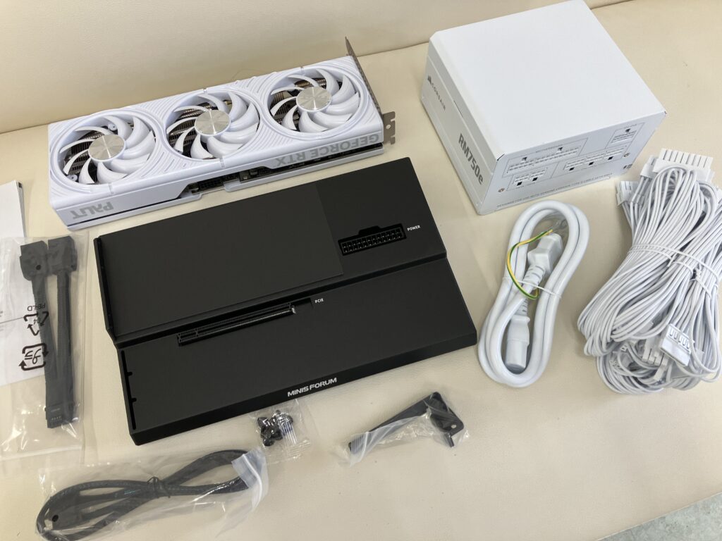 グラフィックボードや電源の機材の写真