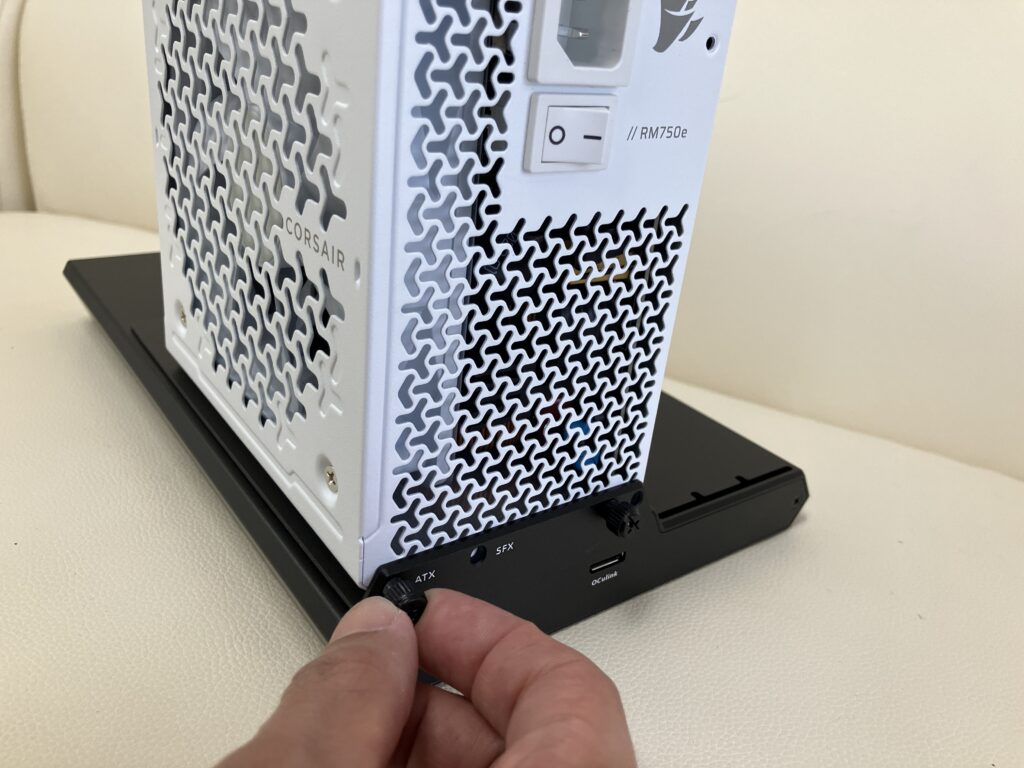 デッキに電源を取り付けている写真