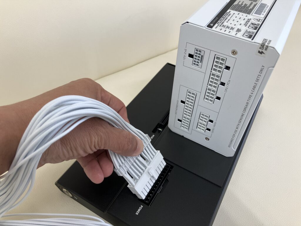 ケーブルをデッキに差し込んでいる写真