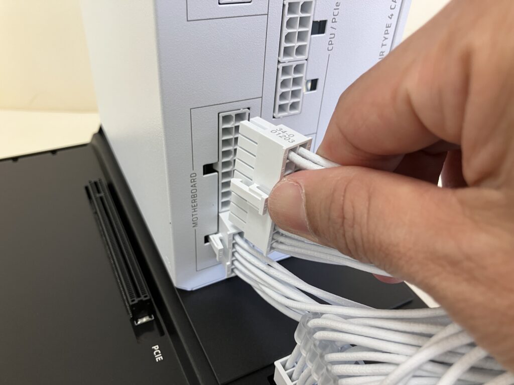 電源側にケーブルを差している写真