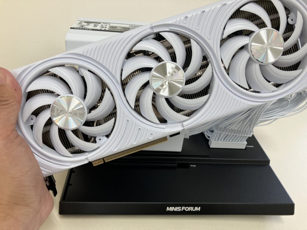 グラフィックボードを手に持った写真