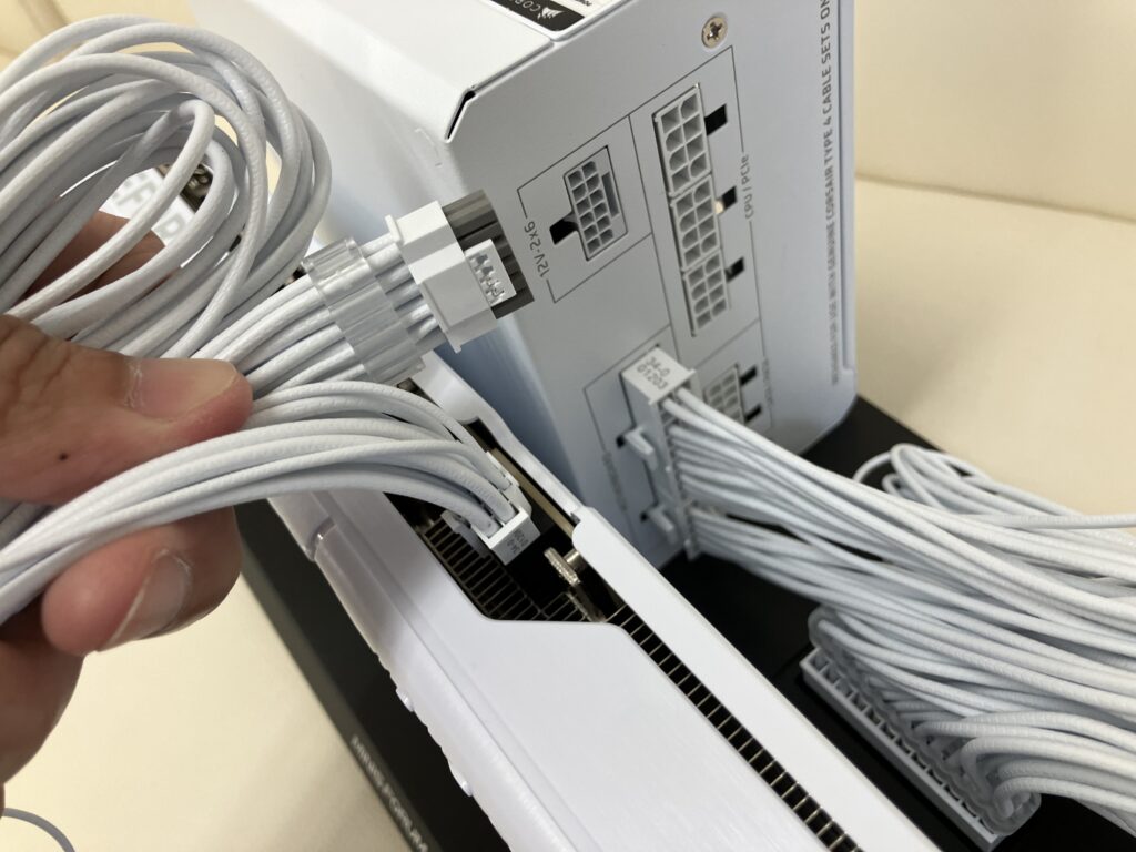 電源とグラフィックボードをケーブルでつないだ写真