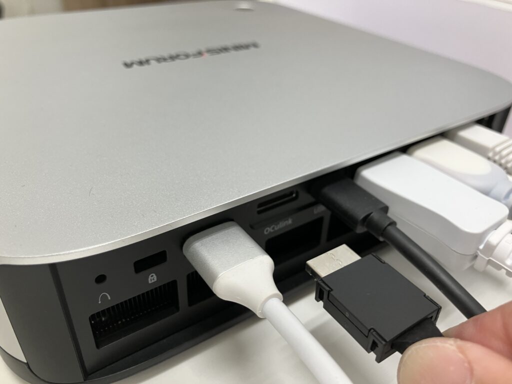 パソコン側へのOCuLinkケーブル接続の写真