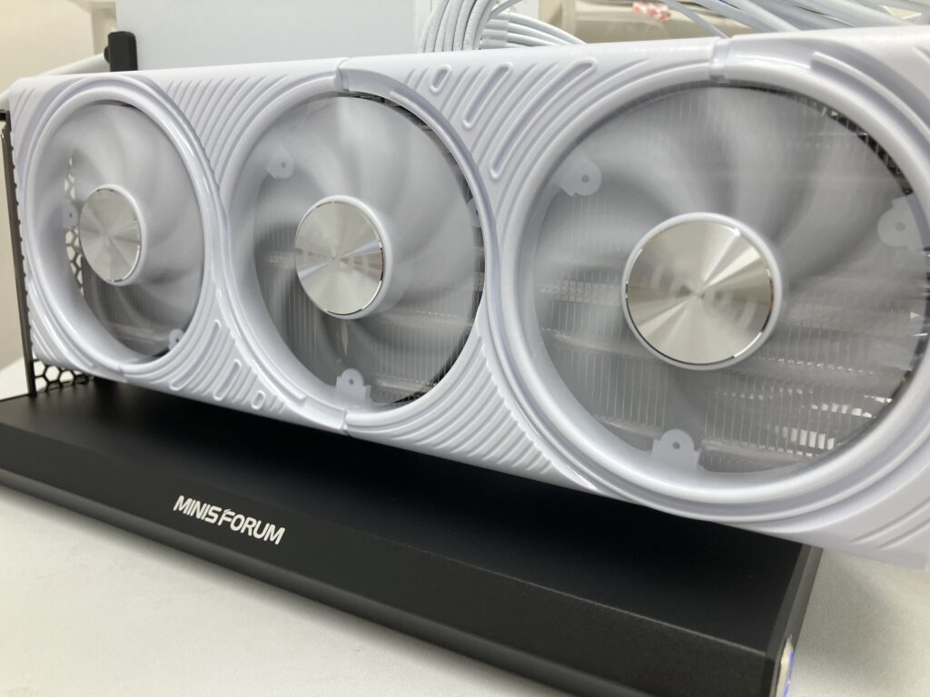 グラフィックボードのファンが回転している写真