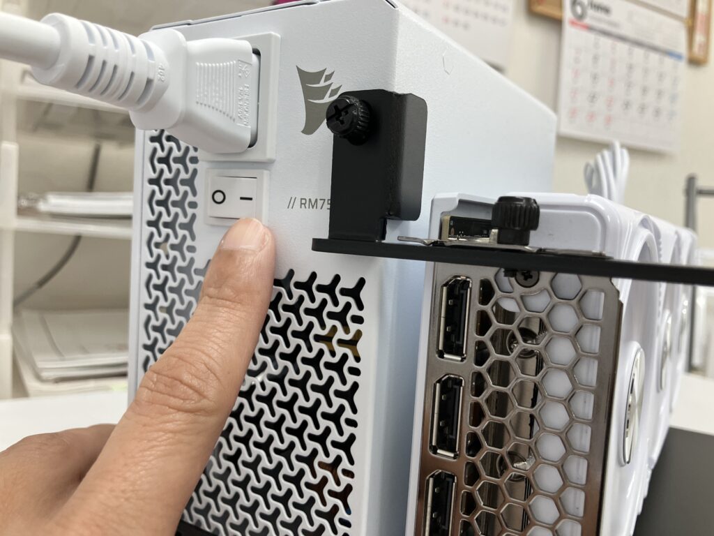 電源スイッチをオンにする写真