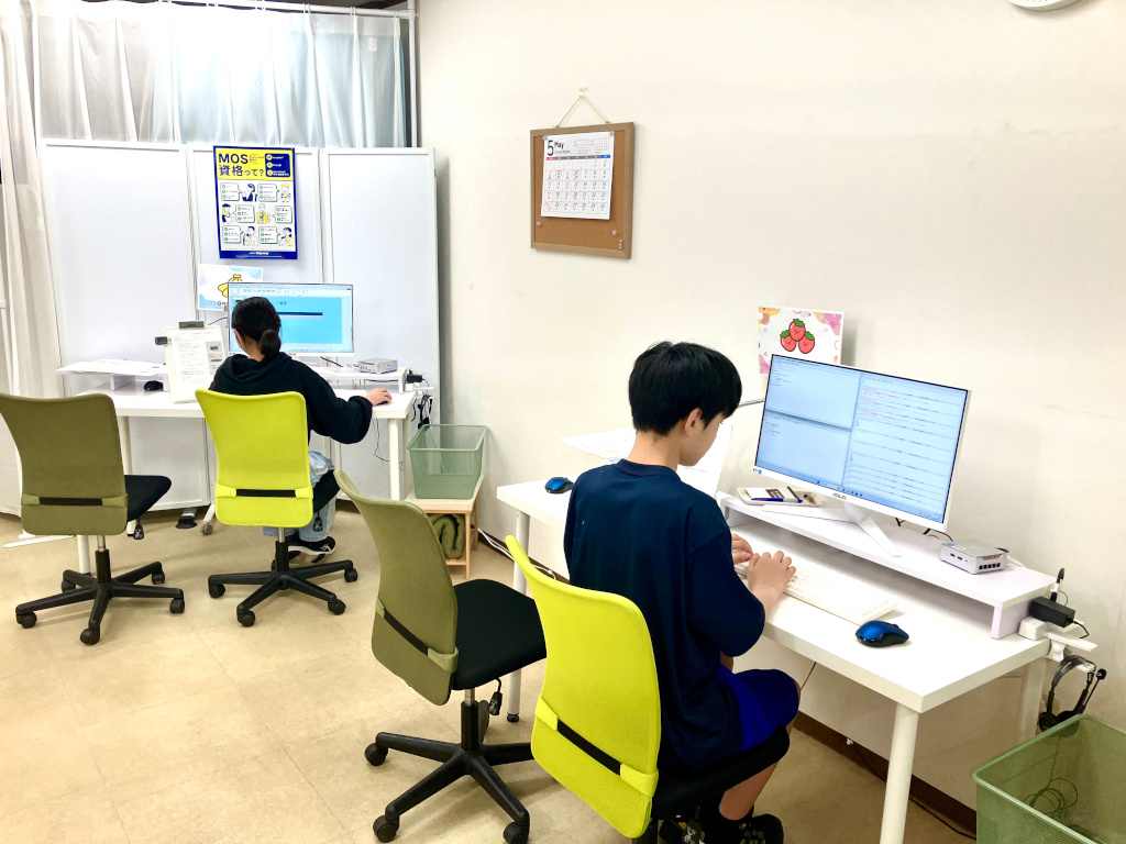 Pythonを学ぶお兄さんとパワーポイントを勉強する妹さん