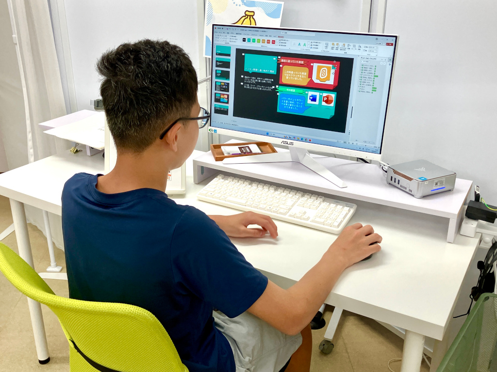 パワーポイントで好きなゲーム紹介を作る小学生