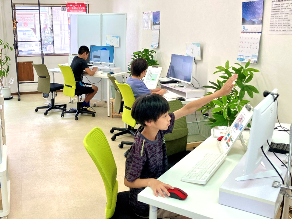 富士市のドリームAiパソコンスクールで楽しくパソコンを学ぶ小学生の授業風景